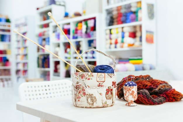 stoisko z materiałami do haftu